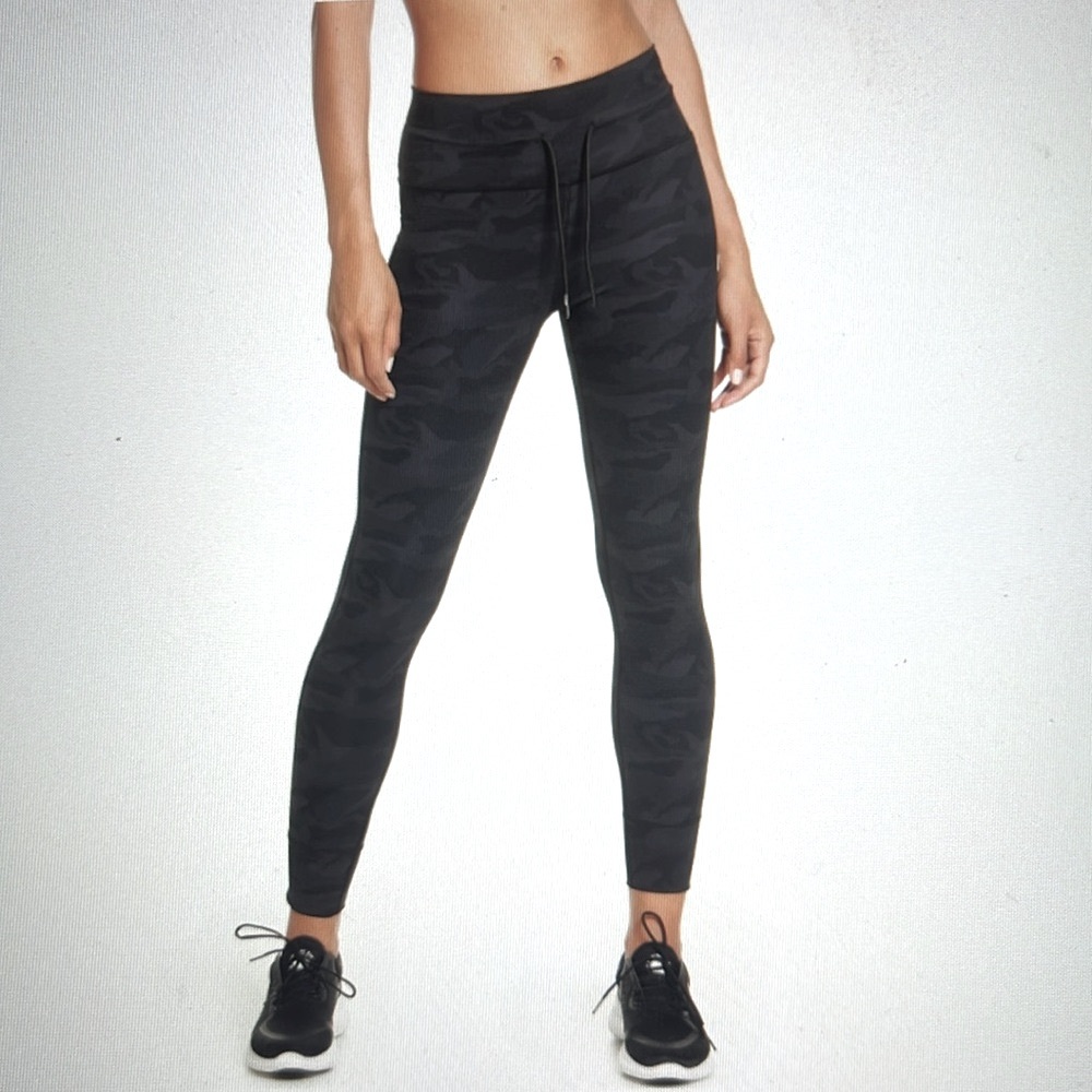 NWT: Vuori Woman’s Daily Legging - Camo Print in Size XS.